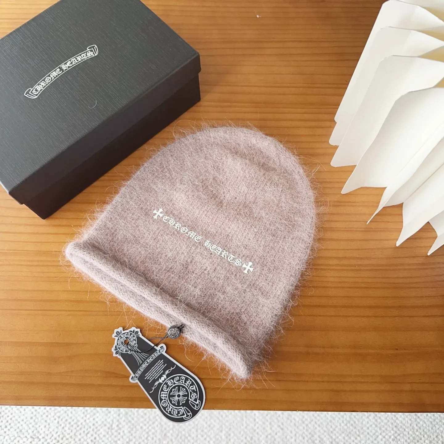 💰50 Crow Heart Autumn and Winter Wool Knitted Beanie This must be a favorite of minimalism. It is clean, neat, fashionable and versatile, and will definitely not be picky about your face shape! A fashionable classic that lasts forever! Fashionable black and white can be purchased together!